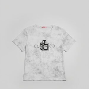 Camiseta de cuello redondo de manga corta de algodón con estampado de botella de perfume y texto «COCO»