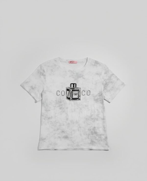 Camiseta de cuello redondo de manga corta de algodón con estampado de botella de perfume y texto «COCO»