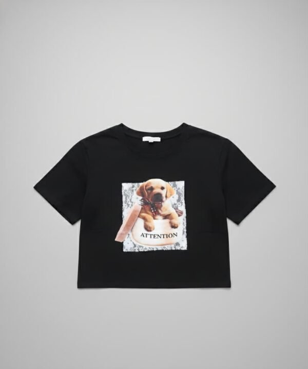 Camiseta negra con estampado de perro