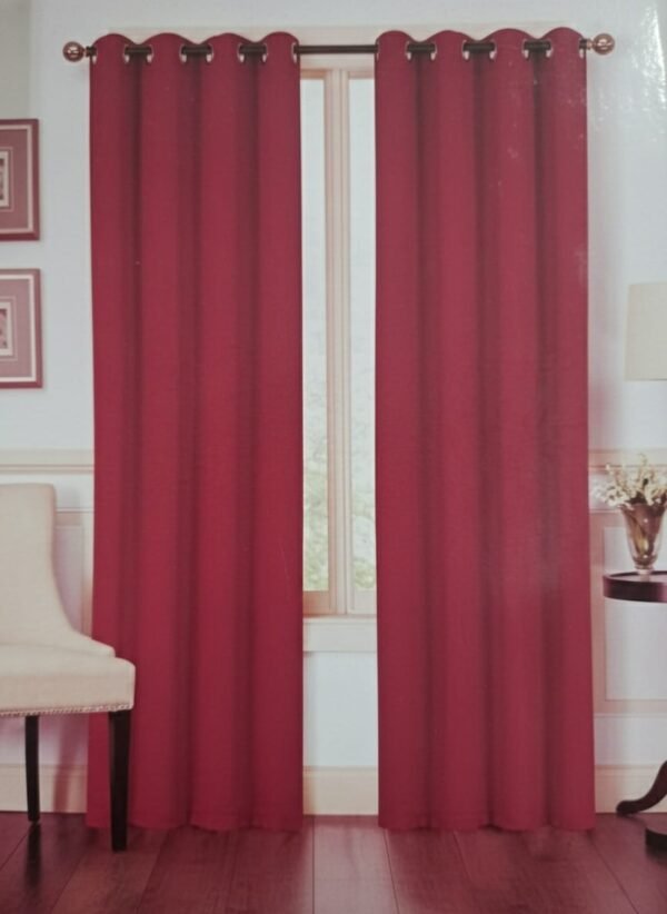 Cortinas (1panel)de color rojo, tipo blackout con ojales para colgar en un cortinero