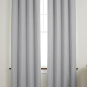 Cortinas opacas (1panel) de color gris con ojales, diseñadas para bloquear la luz solar y proporcionar privacidad.