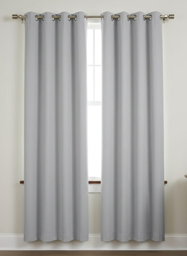 Cortinas opacas (1panel) de color gris con ojales, diseñadas para bloquear la luz solar y proporcionar privacidad.