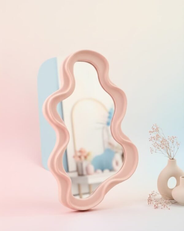 Espejo de mesa decorativo irregular ondulado de color rosa.