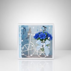 Florero decorativo con forma de triciclo de metal blanco y flores artificiales azules