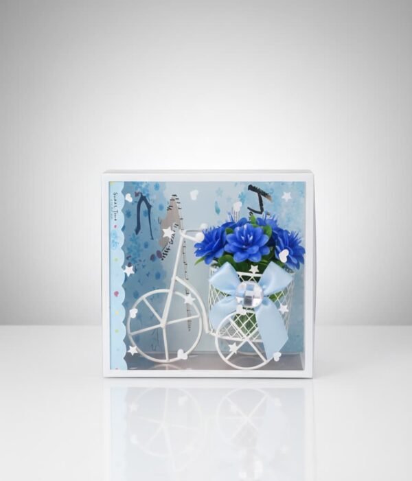 Florero decorativo con forma de triciclo de metal blanco y flores artificiales azules