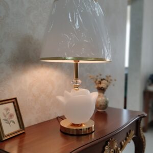 Lámpara de mesa con base de flor de loto y detalles dorados.