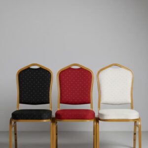Silla apilable para eventos con tapizado y estructura dorada