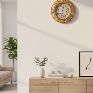 Reloj de pared dorado con diseño moderno