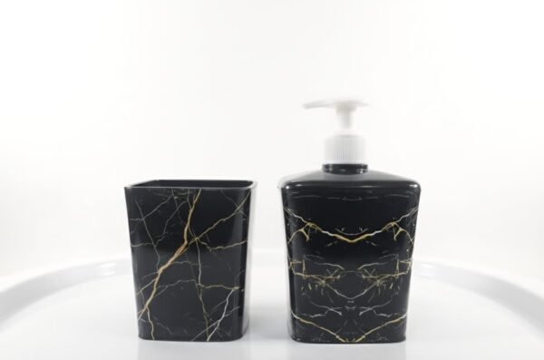 Juego de accesorios de baño con diseño de mármol negro y dorado