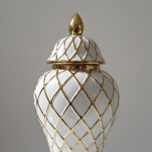 Vasija tipo ginger jar decorativa de cerámica blanca con un patrón de enrejado dorado