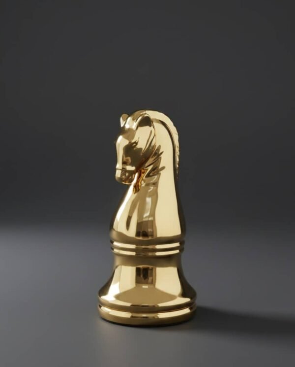 Decoración con forma de caballo de ajedrez dorado