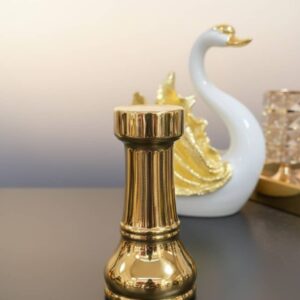 Decoración con forma de torres de ajedrez dorado