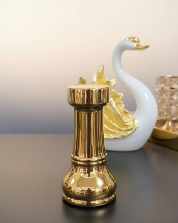 Decoración con forma de torres de ajedrez dorado