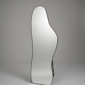 Eespejo de pie con forma orgánica