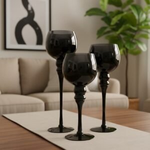 Candelabros de vidrio ahumado con un diseño contemporáneo.