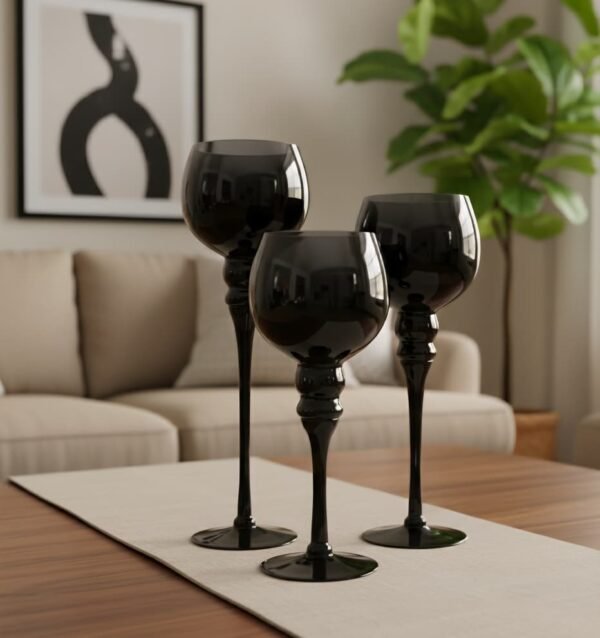 Candelabros de vidrio ahumado con un diseño contemporáneo.