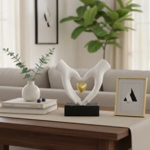 Escultura moderna de manos formando un corazón