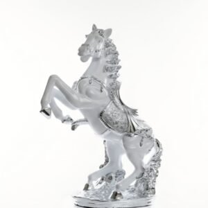Figura coleccionable que representa a un caballo encabritado con detalles en color blanco y plata