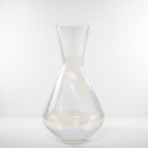 Jarrón de vidrio óptico con un patrón de rayas verticales