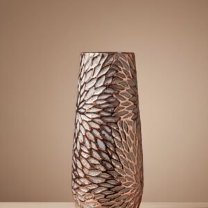 Jarrón decorativo de cerámica con un diseño texturizado estilo pétalos en tonos bronce y crema.