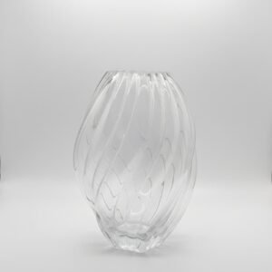 Florero de cristal transparente con un diseño espiral.