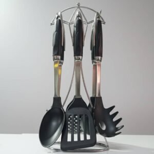 Juego de utensilios de cocina de acero inoxidable con mangos de silicona.