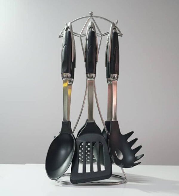 Juego de utensilios de cocina de acero inoxidable con mangos de silicona.