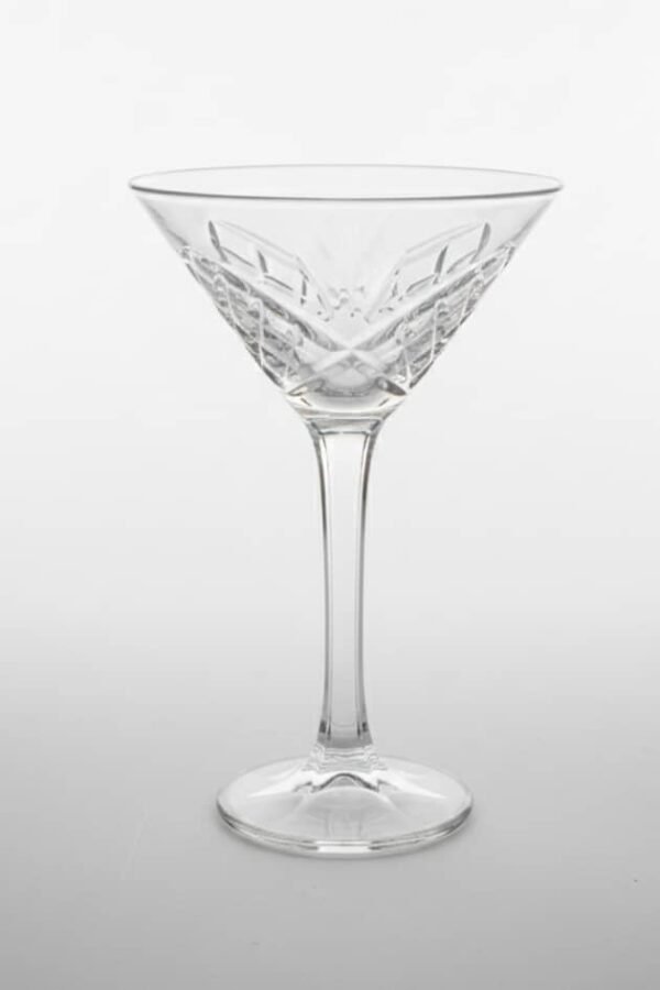 Copa de martini de la serie Timeless de Pasabahce, con una capacidad de 230 ml y un diseño clásico tallado.