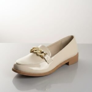 Mocasines para dama en charol beige cuentan con un diseño clásico resaltado por un adorno de cadena en el empeine.