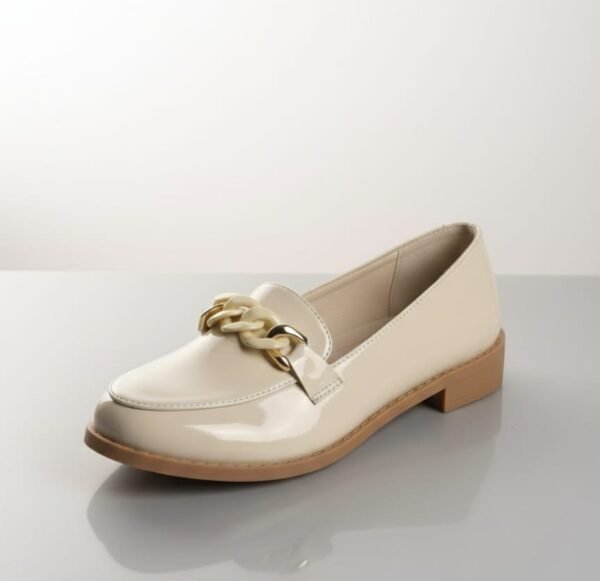 Mocasines para dama en charol beige cuentan con un diseño clásico resaltado por un adorno de cadena en el empeine.