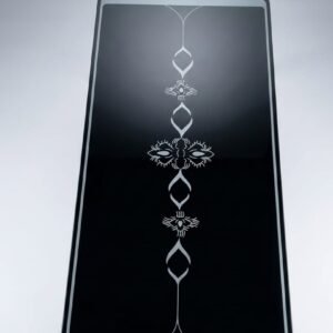 Mesa de centro con un diseño decorativo geométrico en su superficie superior.