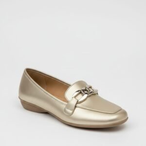 Mocasines planos de color dorado con un adorno de cadena en la parte superior.