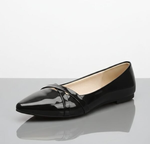 Zapatos planos de vestir para mujer con punta puntiaguda, diseño de correas cruzadas y ajuste de ancho especial.