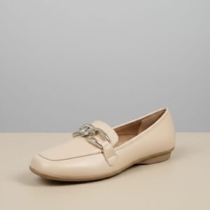 Mocasines beige con detalle de cadena metálica