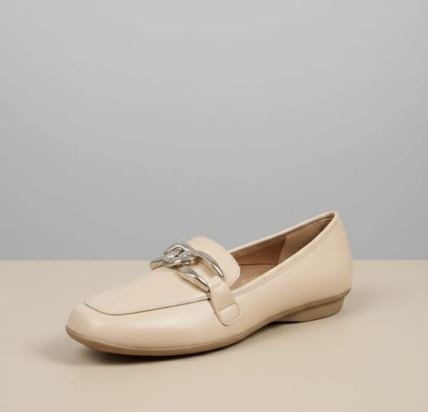 Mocasines beige con detalle de cadena metálica