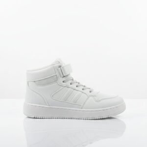 Zapatillas urbanas para niños de corte alto blancas, un tipo de calzado de moda conocido como zapatillas de estilo urbano o de baloncesto