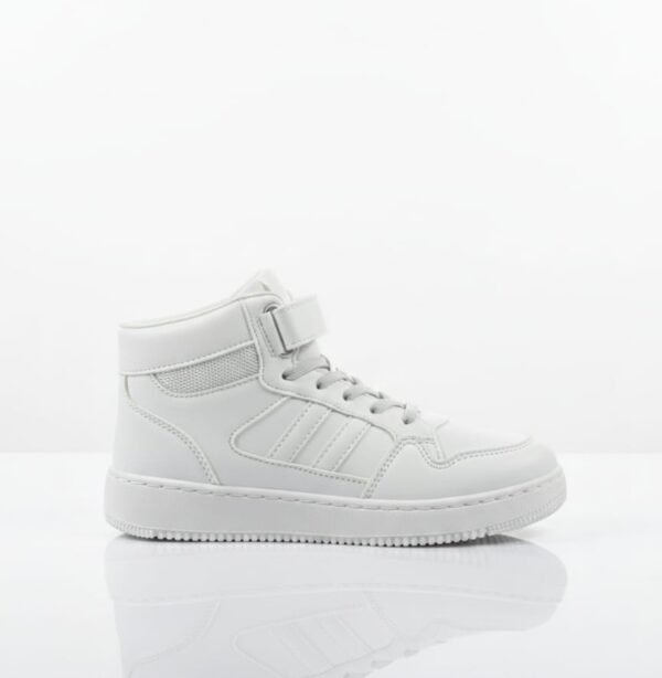 Zapatillas urbanas unisex de corte alto blancas, un tipo de calzado de moda conocido como zapatillas de estilo urbano o de baloncesto.