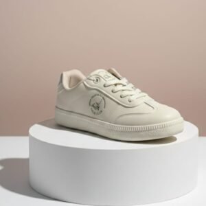 Tenis blancos con un diseño estilo lifestyle con costuras a tono.