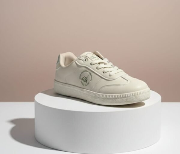 Tenis blancos con un diseño estilo lifestyle con costuras a tono.