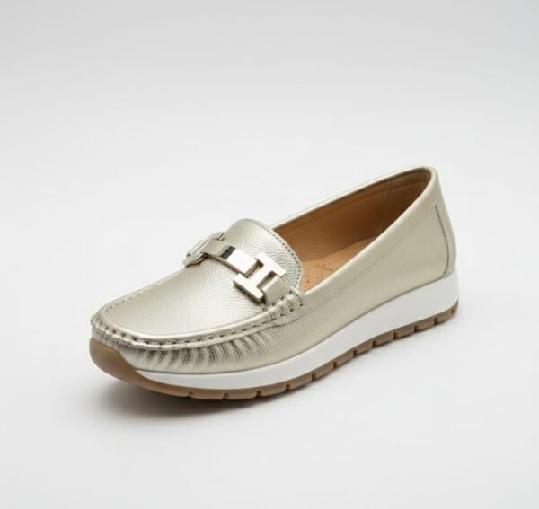 Mocasines dorados para mujer son similares a los modelos de estilo penny con plataforma.