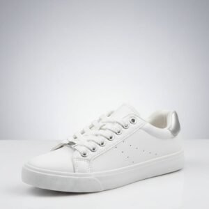 Zapatilla de deporte casual para mujer de color blanco con detalles plateados en el talón