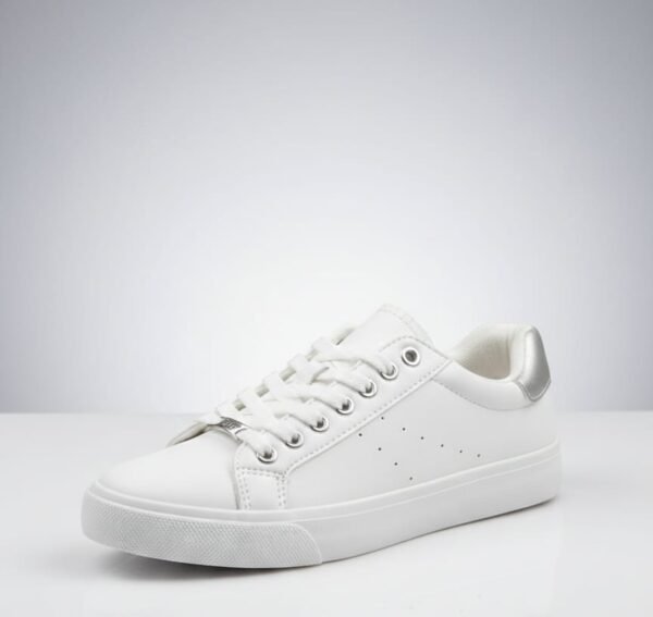 Zapatilla de deporte casual para mujer de color blanco con detalles plateados en el talón