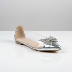 Zapatos planos de mujer, caracterizados por su material transparente y un lazo brillante en la punta