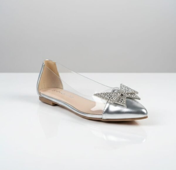 Zapatos planos de mujer, caracterizados por su material transparente y un lazo brillante en la punta