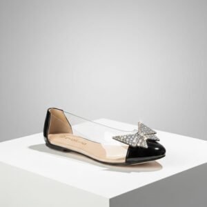 Zapatos planos tipo bailarina con laterales transparentes y un lazo decorativo de cristales en la punta.