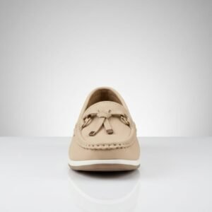 Mocasines de mujer de color beige con un detalle de lazo