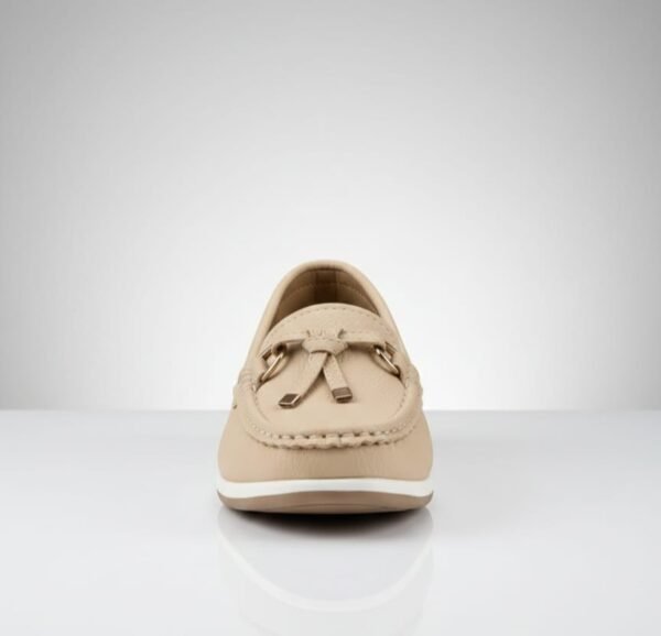 Mocasines de mujer de color beige con un detalle de lazo