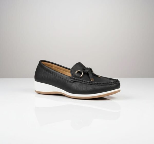 Mocasines negros con zuelas blancas y beige