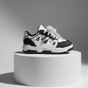 Tenis con estilo urbano en color blanco y negro con agujetas.