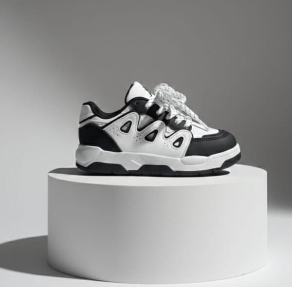 Tenis con estilo urbano en color blanco y negro con agujetas.